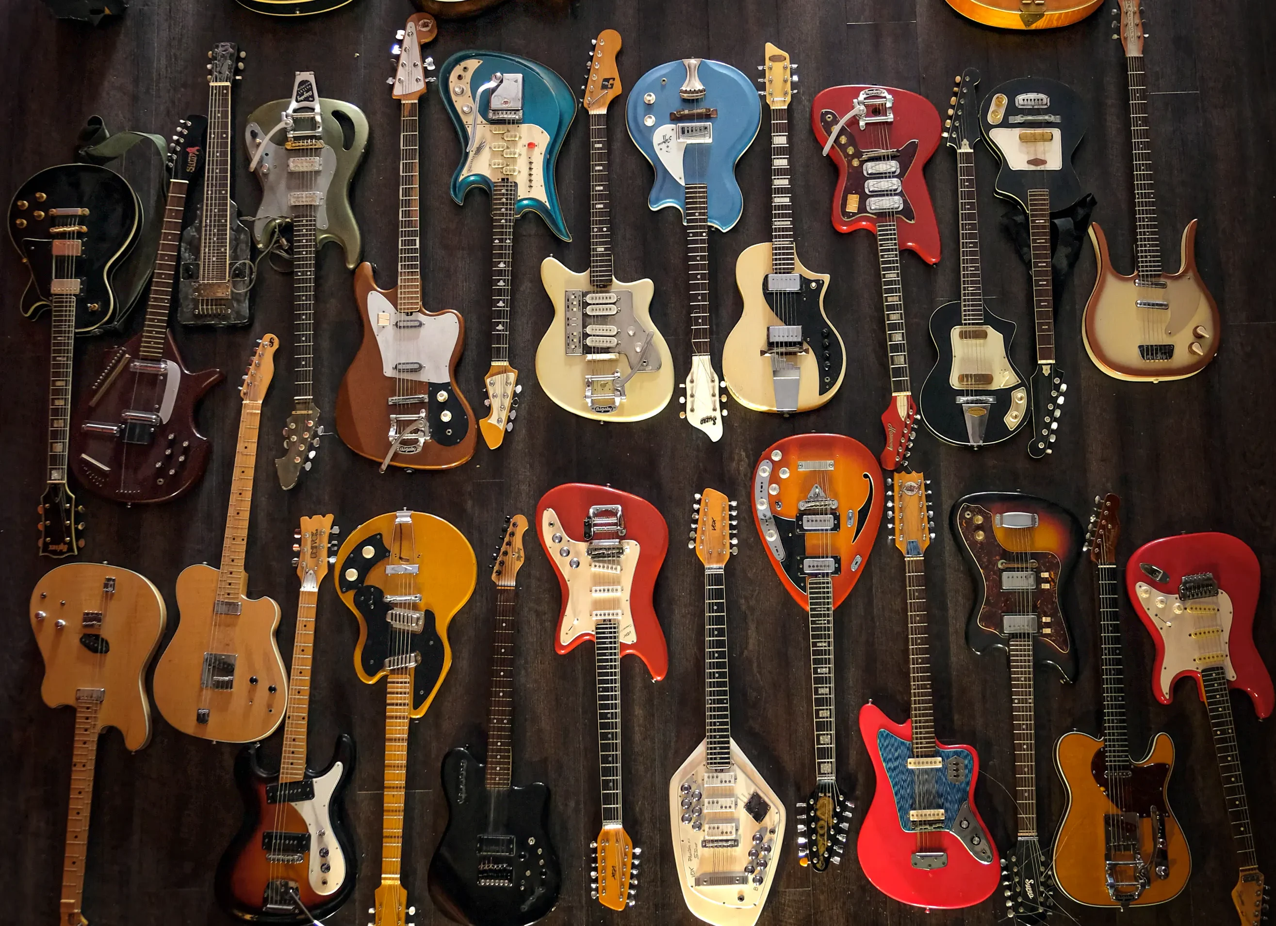 How Electric Guitars structural limitations Shaped Modern Music Production